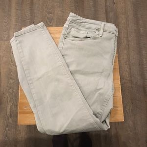 Grey-White Universal Thread